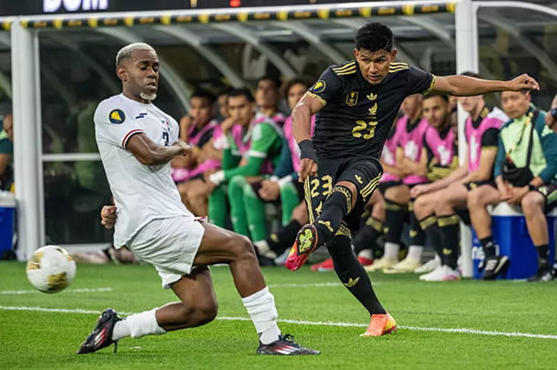 المكسيك تتخطى مفاجآت الدومينيكان بفوز مثير في افتتاح بطولة الكأس الذهبية (شاهد الفيديو)