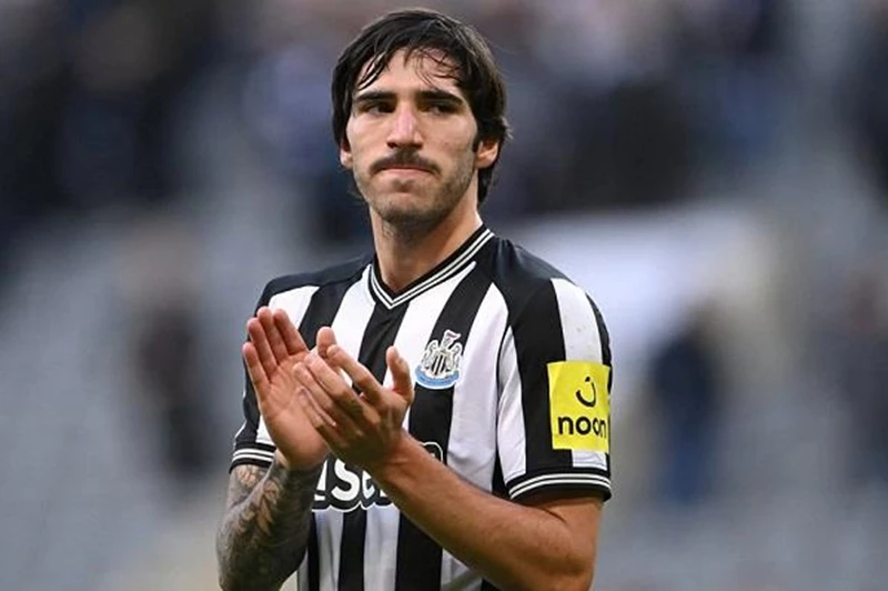 تجديد سري.. نيوكاسل يحتفظ بخدمات تونالي