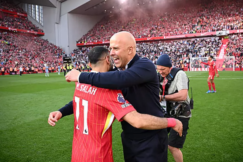 سلوت: صلاح يستحق جائزة أفضل لاعب في أفريقيا أكثر من حكيمي