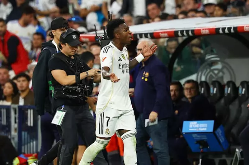 غادر غاضبًا.. فينيسيوس جونيور يثير الجدل في الكلاسيكو بعد استبداله