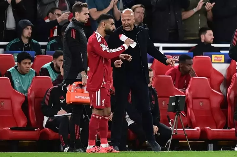 كواليس من أوضة اللبس.. صلاح يكشف ماذا يفعل سلوت عندما يعجز ليفربول؟